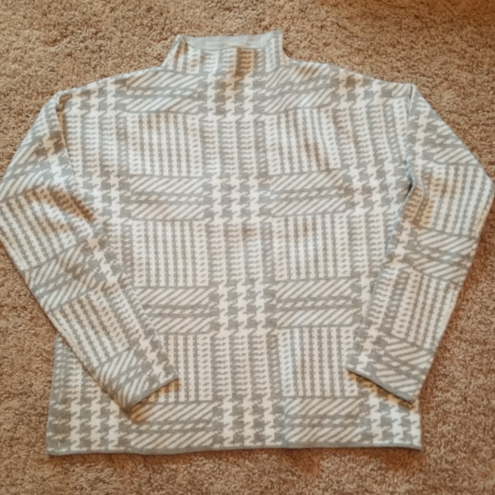 Max studio sweater